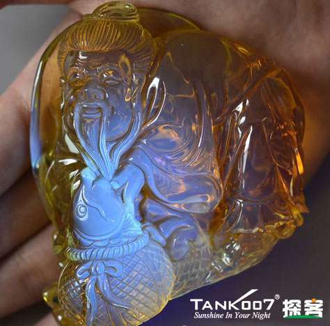 網上用紫光手電鑒定琥珀的帖子這么多，哪個是真假？