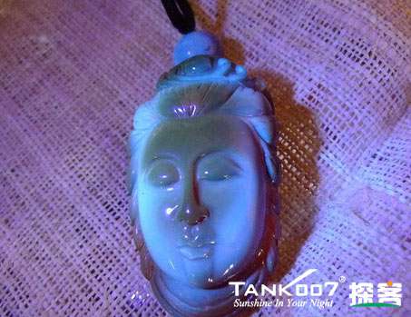 網上用紫光手電鑒定琥珀的帖子這么多，哪個是真假？