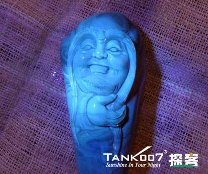 網上用紫光手電鑒定琥珀的帖子這么多，哪個是真假？